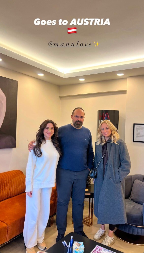 Avusturya'dan gelen hasta ile klinik ortamında fotoğraf