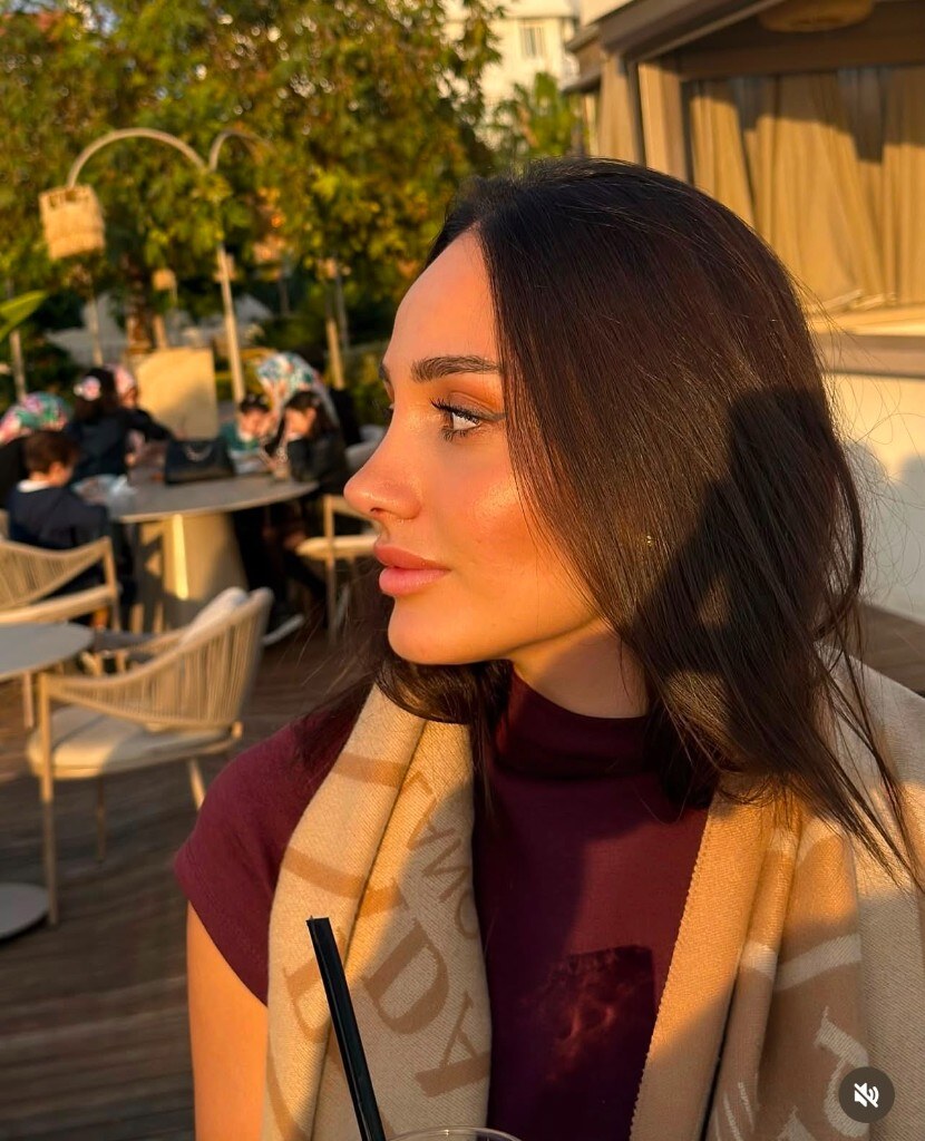 Burun estetiği sonrası doğal profil ve yüz uyumu — hasta görseli 16